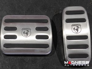 FIAT 500 Pedal Set + Footrest - Aluminum w/ Rubber Inserts + ABARTH Logo - Automatic 
